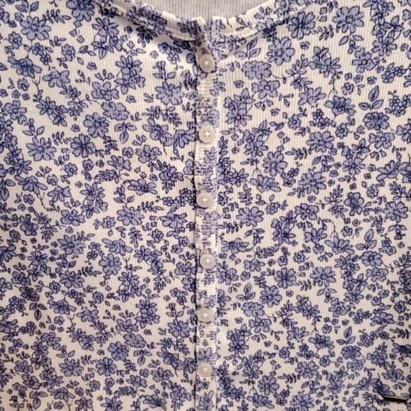 Hollister blue floral top - Picture 6 of 12